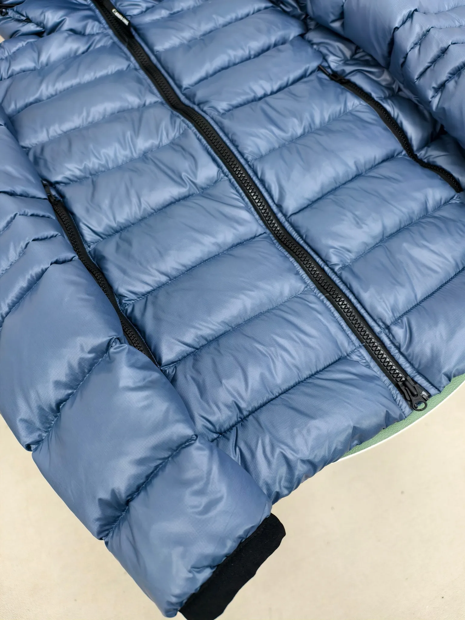 P860 ————2227MB model (high version) Canada goose Crofton hooded down jacket, this is a down jacket suitable for late autumn and early winter: on cold, rainy mornings, it can be used as a layer of warmth inside the rainproof jacket, and can be worn alone in the late autumn and early winter with a little bit of coolness. Filled with white duck down. The Crofton Hooded Jacket is a versatile, lightweight and versatile piece that even packs itself in for easy transport. The inner layer has removable elastic straps, making the jacket easy to carry on the shoulder and hands-free. 2 zippered hand pockets with fleece fabric on the knuckle side for softness and warmth. Color: black with black label, black with red label, ocean blue, superoxide blue, silver birch red label, silver birch black label Size: XS-2XL